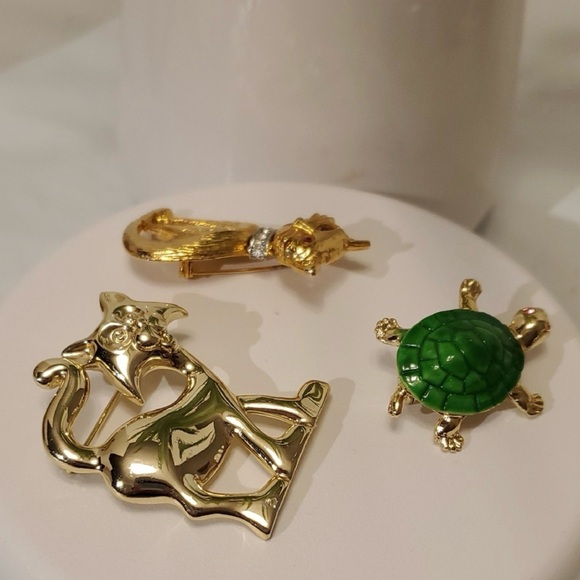 Unknown Jewelry - Elegant Gold and Green Animal Brooch Set